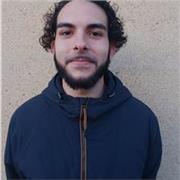 Profesor de inglés que imparte clases a alumnos y alumnas de primaria